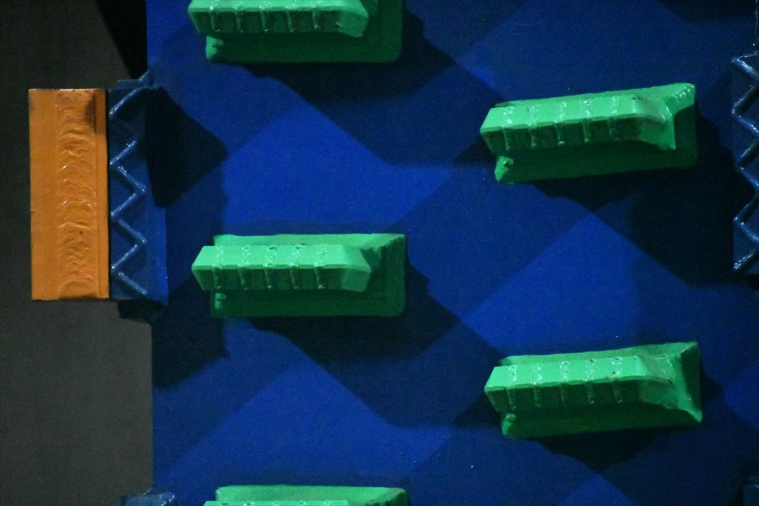 掘削時に土を削っていくシールドマシンのカッタービット（刃）（記者撮影）