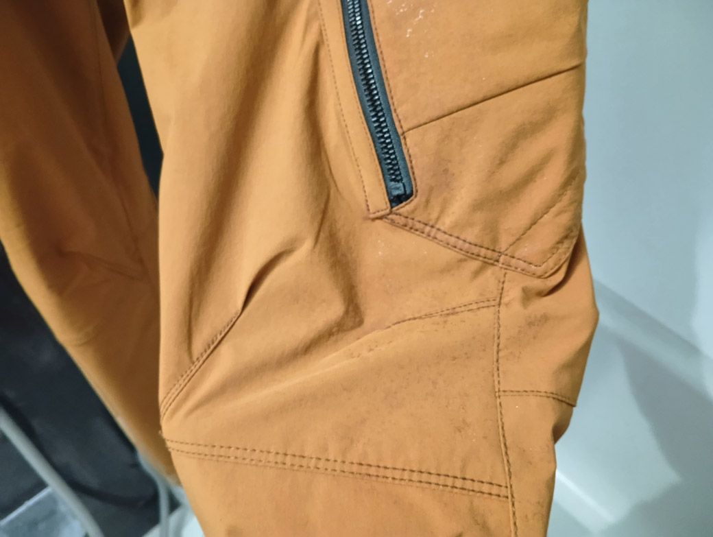 ようやく多少のダメージを与えることに成功したが、こやつの撥水力、なかなか手ごわい（筆者撮影）