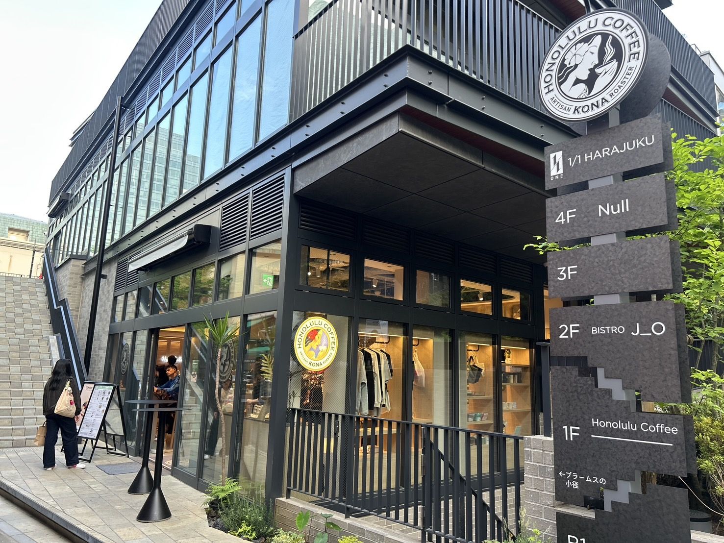 原宿店の外観、壁は黒で塗装され、ロゴもモノクロに変わっている（写真：筆者撮影）