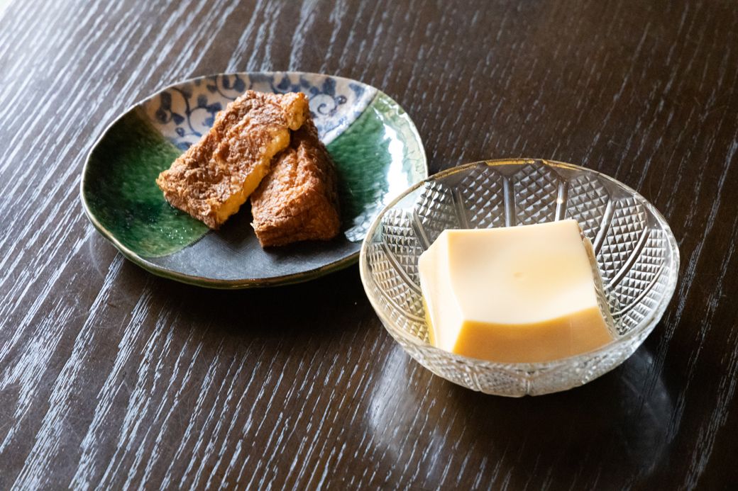 たま厚揚げ(280円)と卵とうふ（2個入り220円）（筆者撮影）
