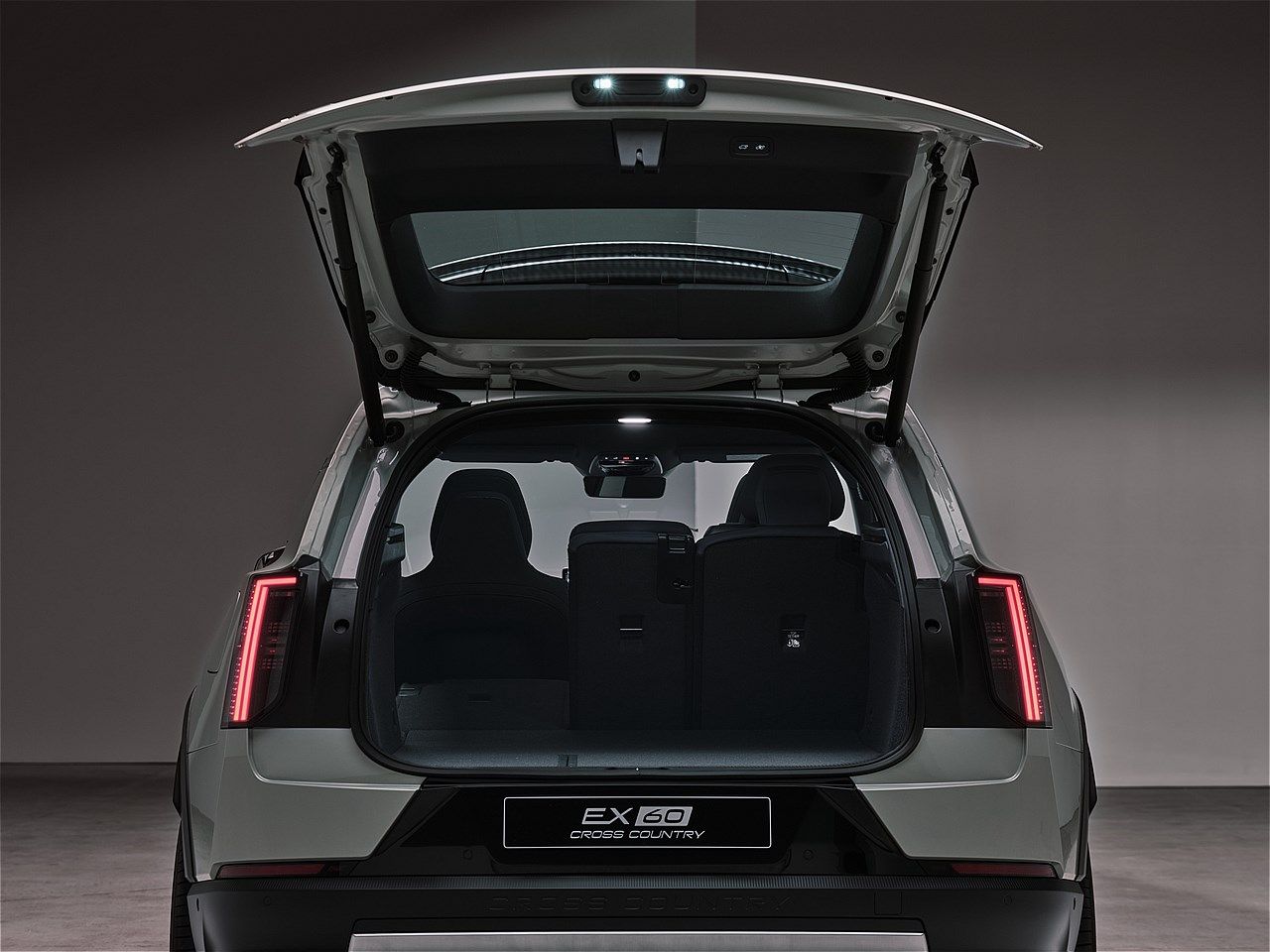 EX60と同時に発表されたボルボ「EX60クロスカントリー」（写真：ボルボ・カー・ジャパン）
