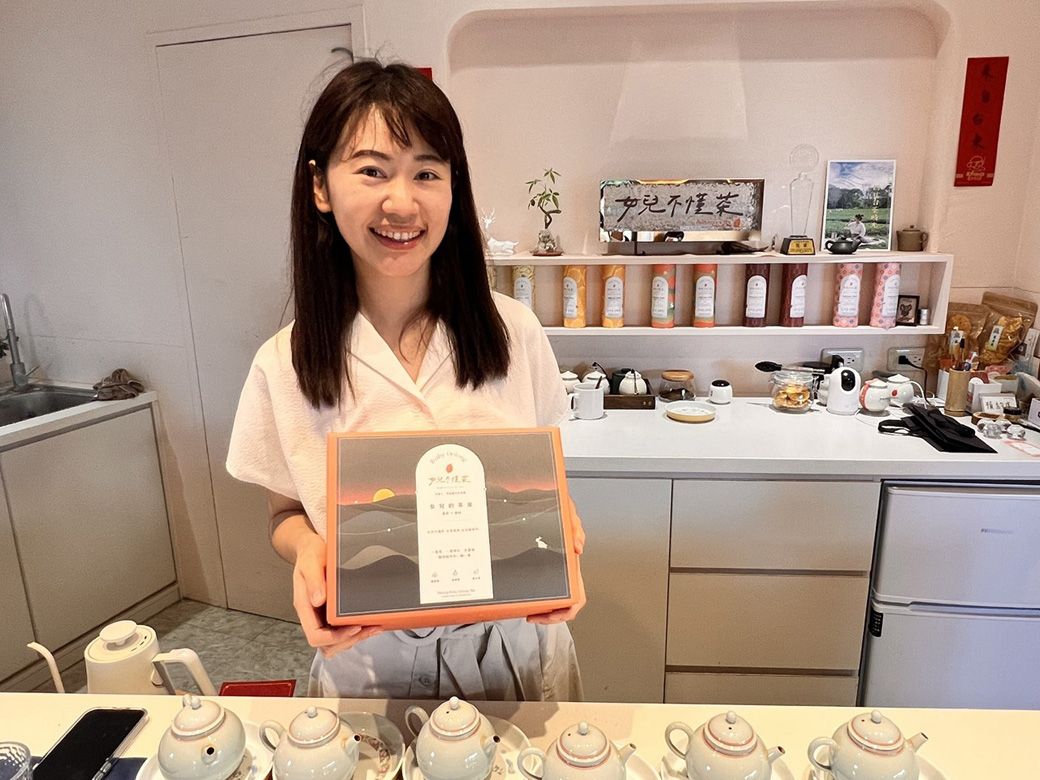 自身が開発した茶器セットを持ってほほ笑む林氏。語り口もおだやか(写真:筆者撮影)