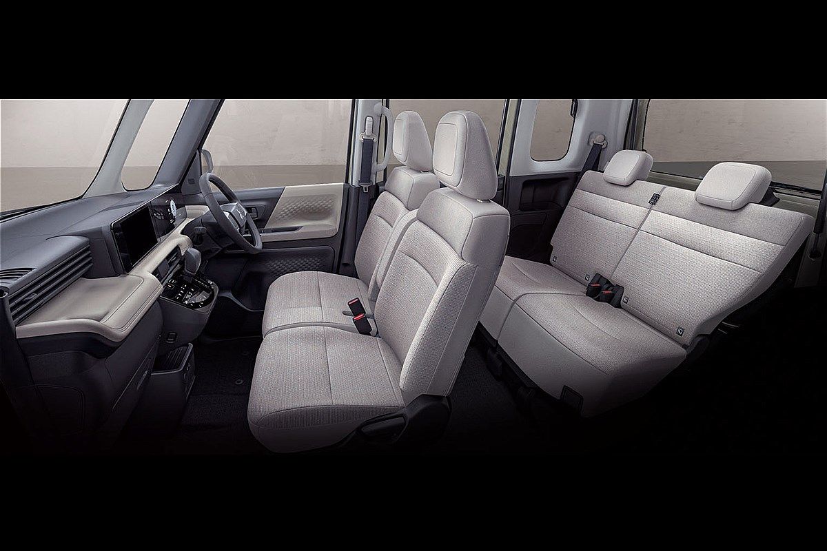 三菱から発売された軽スーパーハイトワゴンの新型「eKスペース」（写真：三菱自動車）