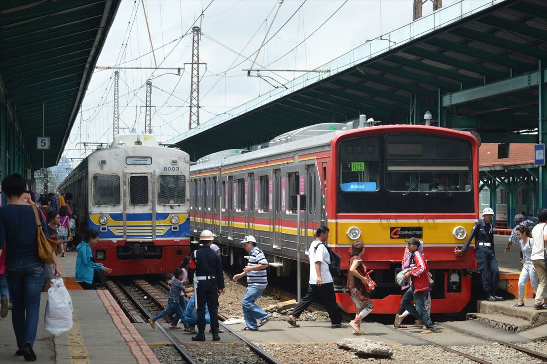高架化前のマンガライ駅で並ぶ8003編成（左）とKCI旧塗装の元JR205系（筆者撮影）