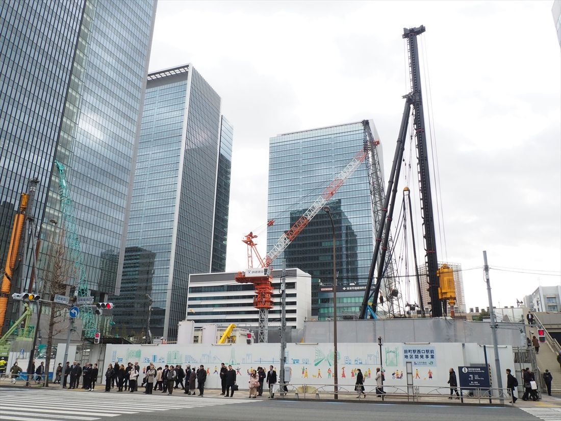田町駅では駅施設のほか周辺でも再開発工事が進む（記者撮影）