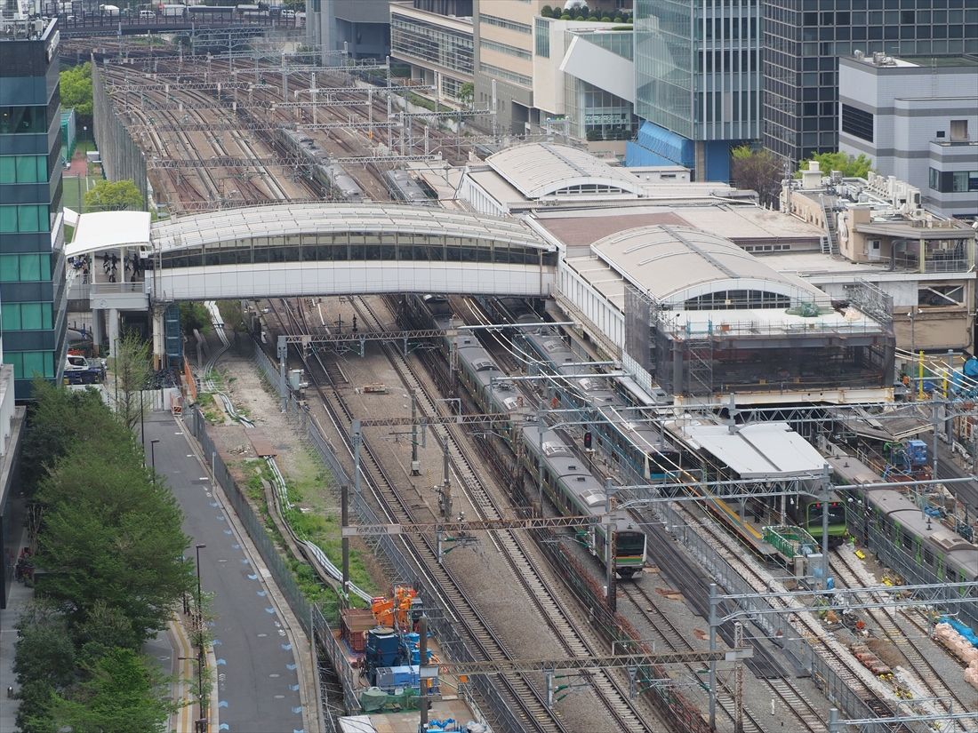 田町駅の全景。中央に見えるのは東海道本線の下り電車（記者撮影）