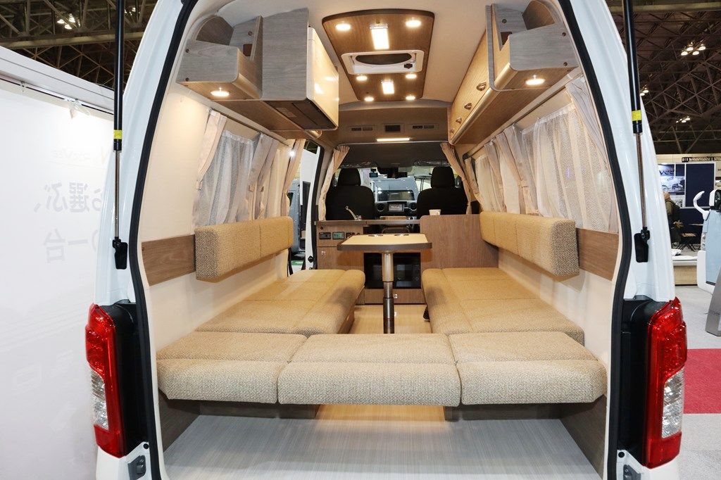 新型キャンピングカー「レクビィ プラスリビン」のオールシーズンタイプ（写真：筆者撮影）