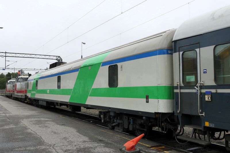 ディーゼル電気機関車には客車への電源供給がなく電源車を連結（筆者撮影）