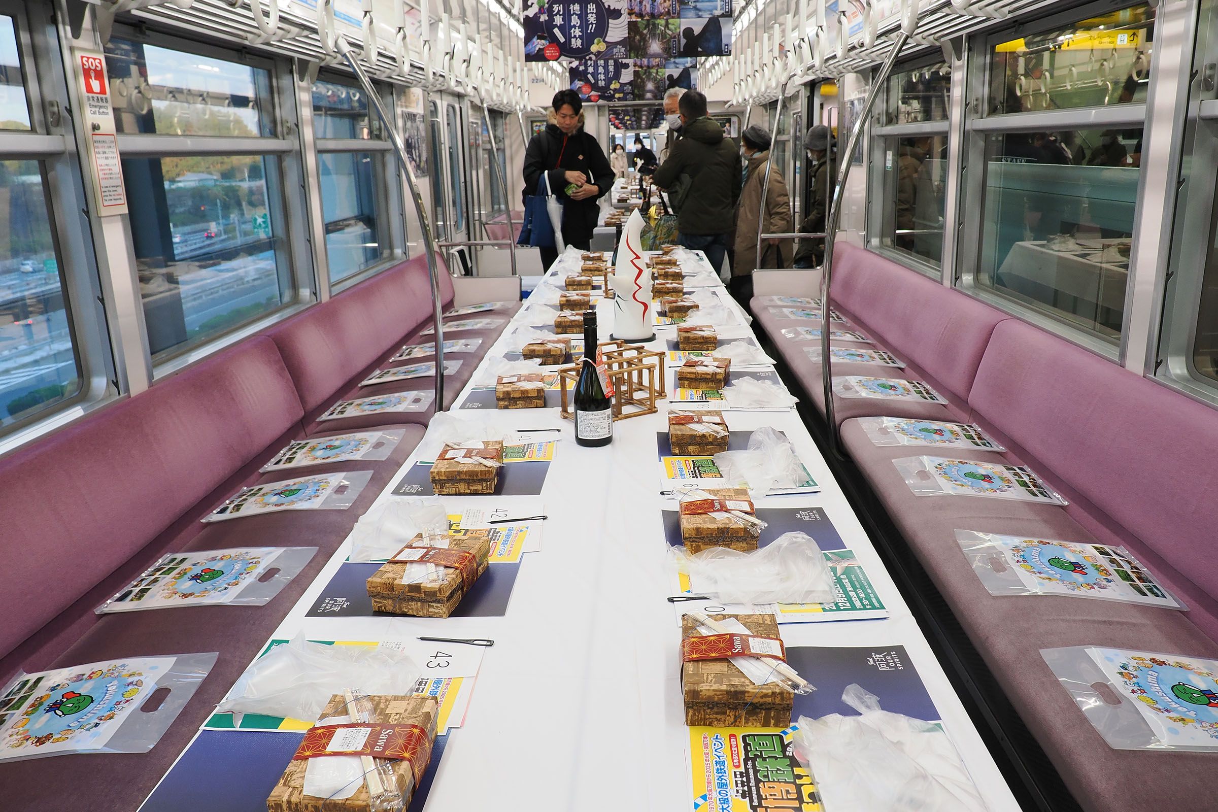 日本酒列車の車内。通路部分にテーブルが設置された＝2023年11月（撮影：伊原薫）