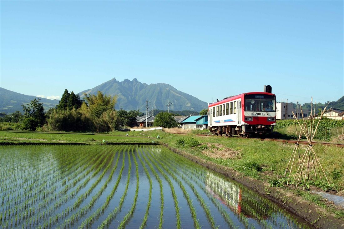 阿蘇の山々を眺めて走る南阿蘇鉄道（撮影：南正時）