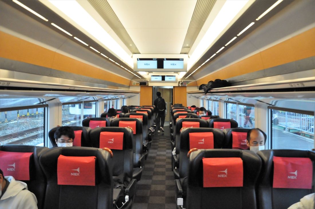 「成田エクスプレス」E259系の普通車はシートピッチが1020mmと広々している。写真は2020年11月に行われたテレワーク実証実験の様子（編集部撮影）