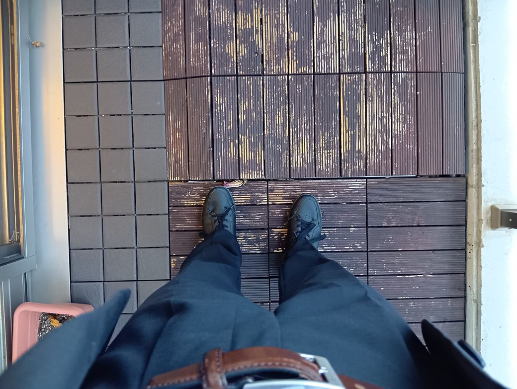 黒スーツと合わせるとこんな感じ（筆者撮影）