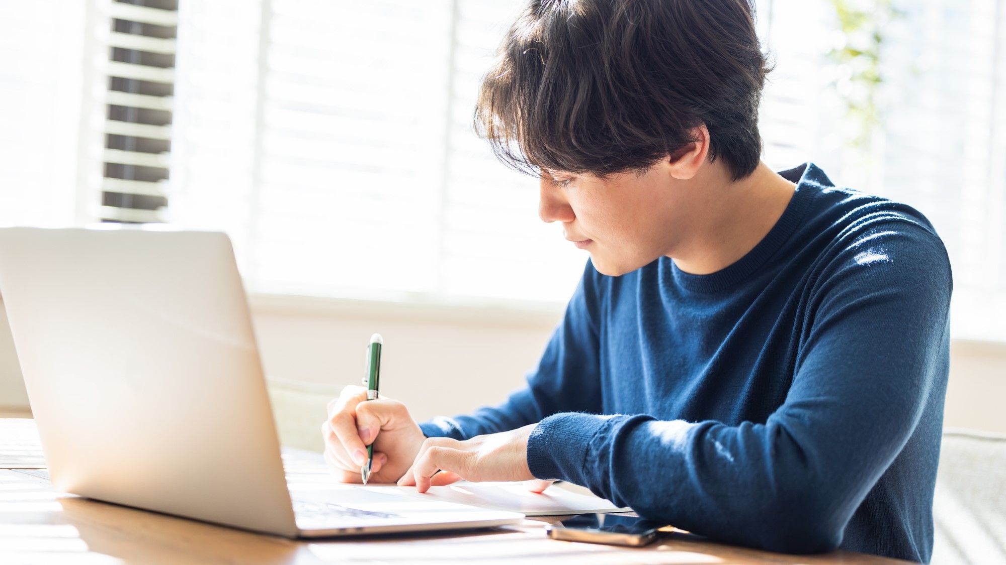 学習にAIを取り入れている東大生が多いことがわかった ※写真はイメージです（zon / PIXTA）