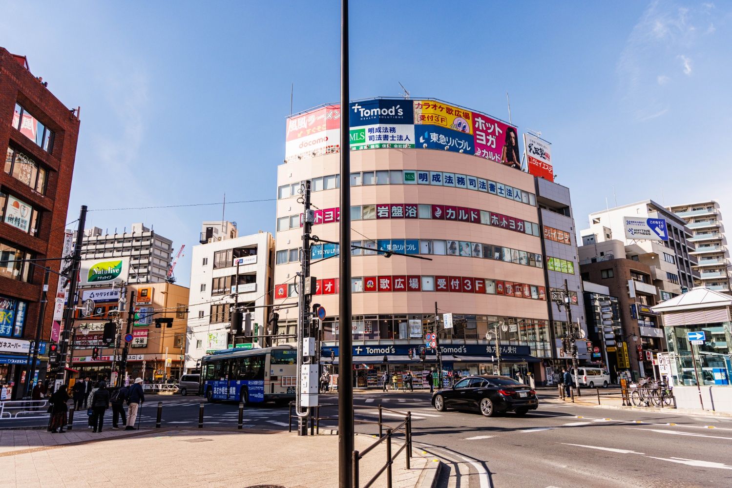 大きく発展した新座市側の駅前広場。電話ボックスもいまはない（撮影：鼠入昌史）