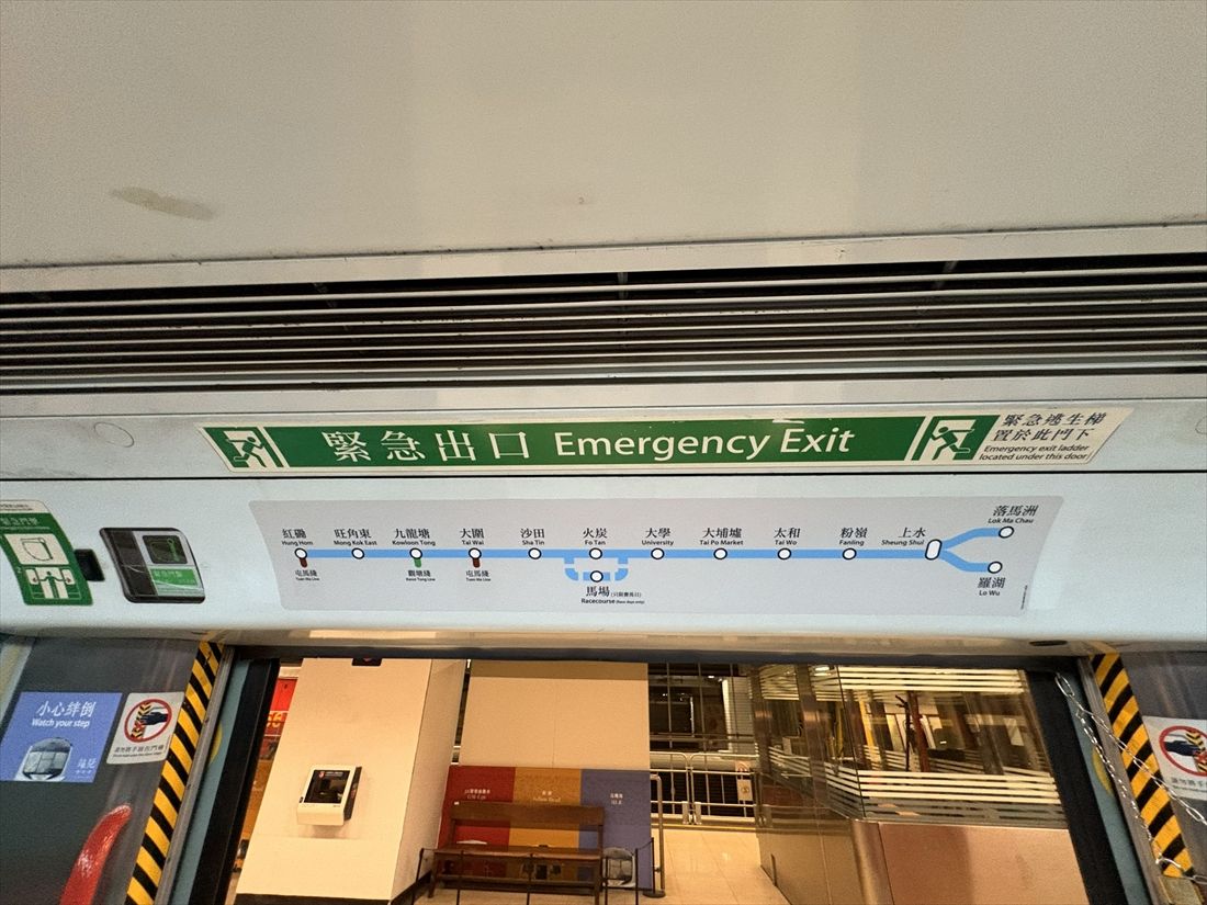 扉上部に掲出された路線図。当時はまだ電光掲示などは使われていない（筆者撮影）