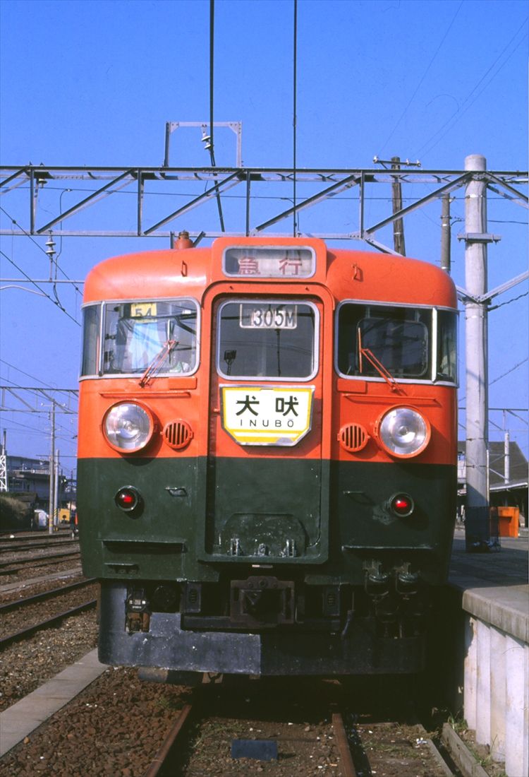 ヘッドマークを付けた165系の急行「犬吠」（撮影：南正時）