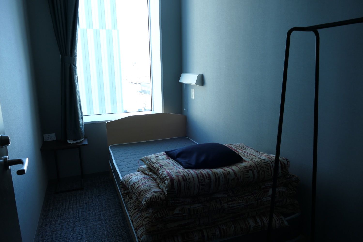 ホテルの部屋のような個室（記者撮影）