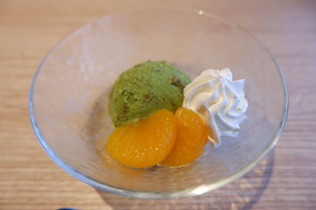 小ぶりのサイズで、とんかつの後でもペロリといただけた（筆者撮影）