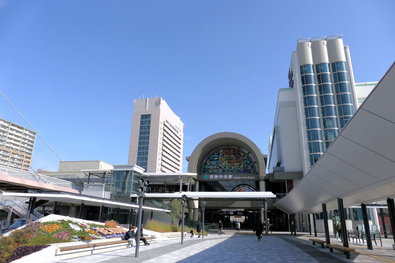 地下鉄西神・山手線の終点、西神中央駅の西口（編集部撮影）