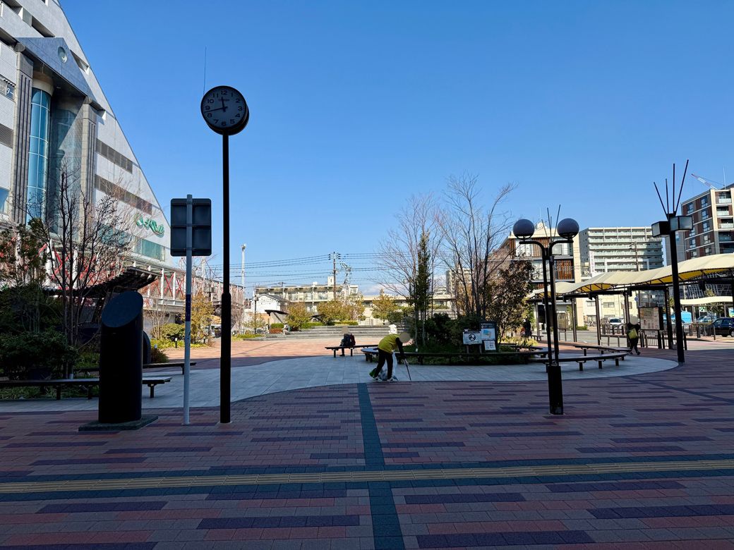 出屋敷駅前の広場。左手に「出屋敷リベル」が見える（筆者撮影）