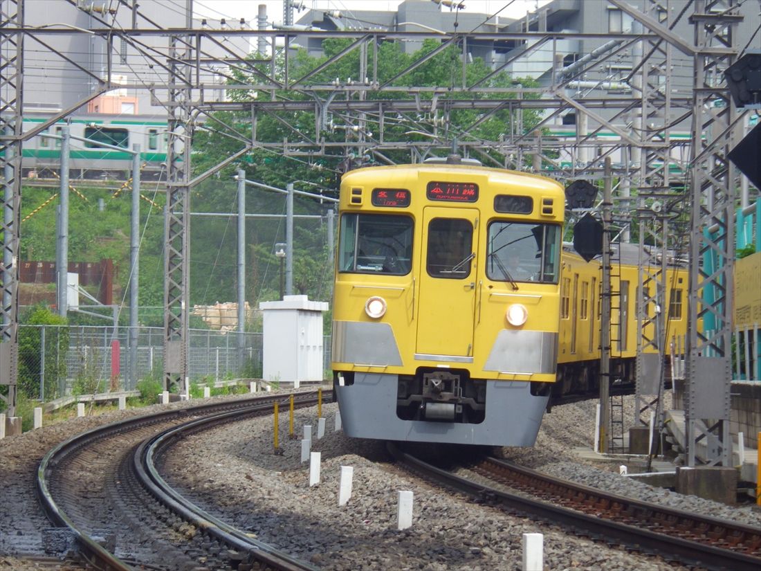 1977年に登場した2000系。それまで西武の通勤車両は3扉車だったが4扉となった（撮影：南正時）