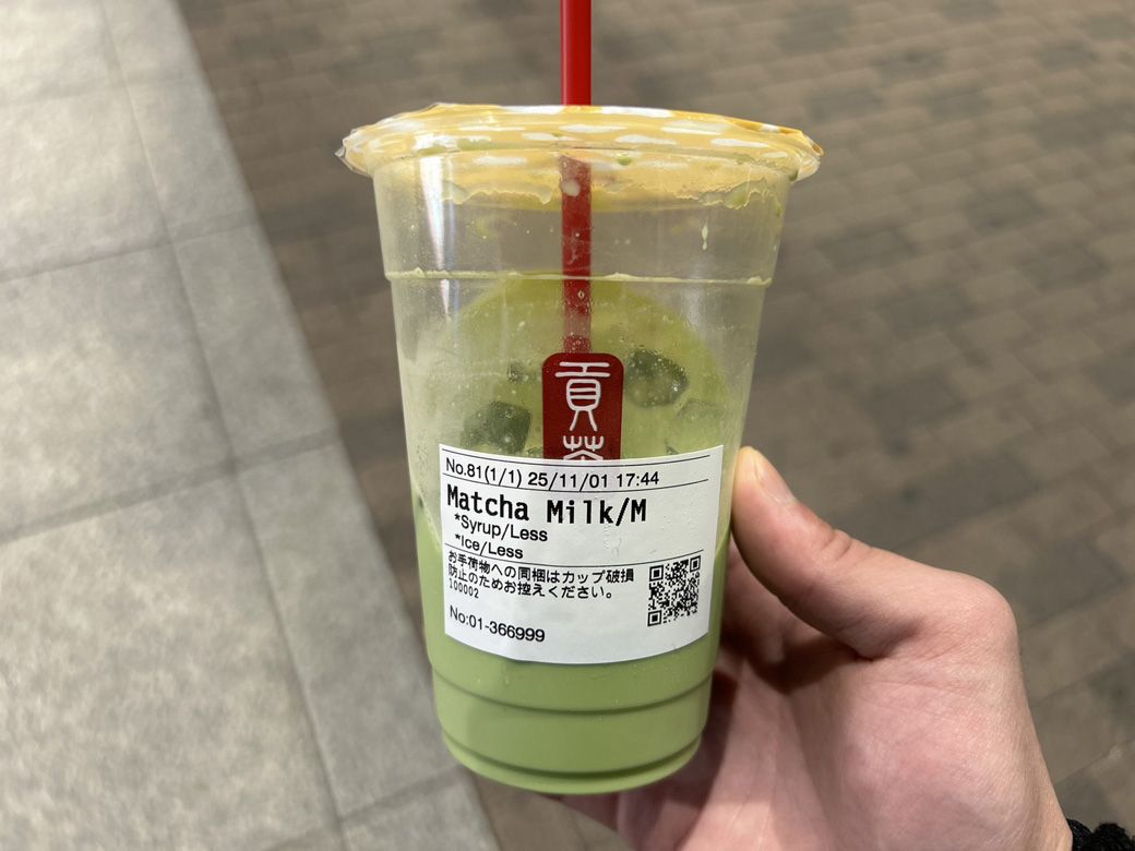 『抹茶 ミルクティー（アイスMサイズで税込590円）』（筆者撮影）