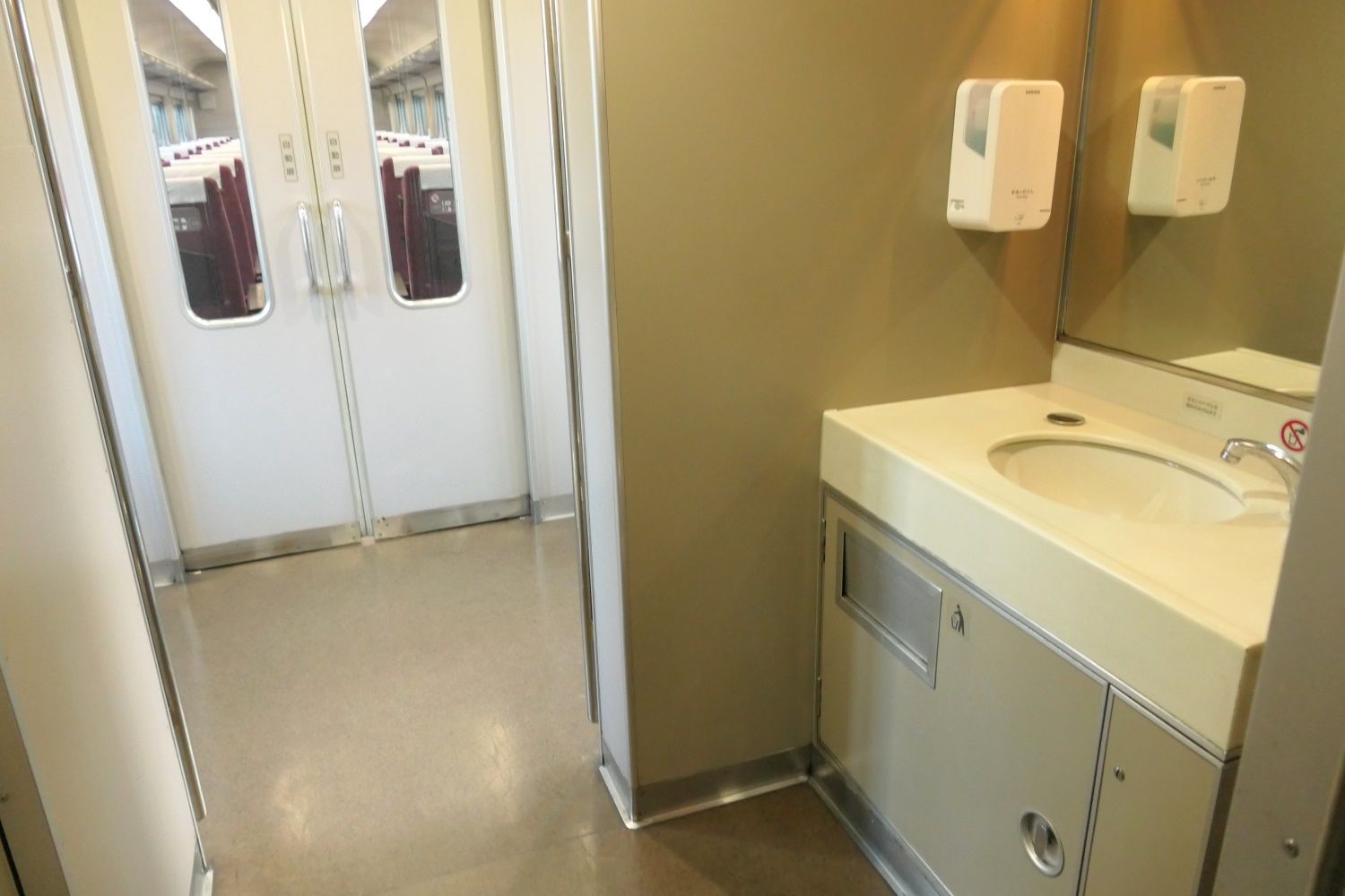 車端部のトイレと洗面台のスペース（記者撮影）