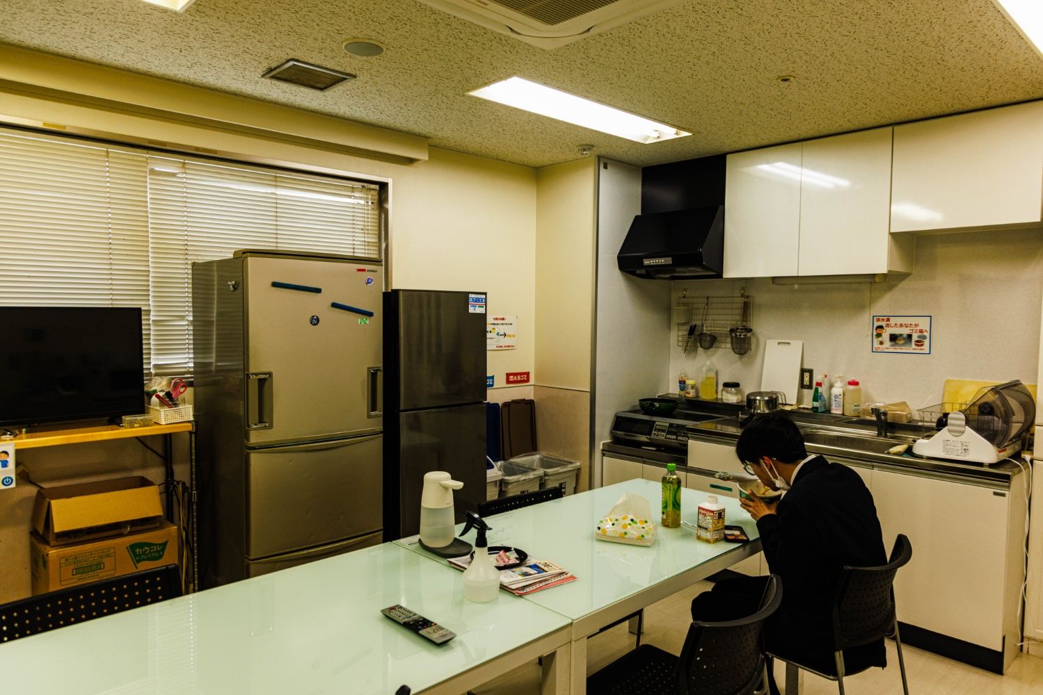 冷蔵庫やキッチンの備えられた休憩室。駅員たちは思い思いの休み時間を過ごす（撮影：鼠入昌史）