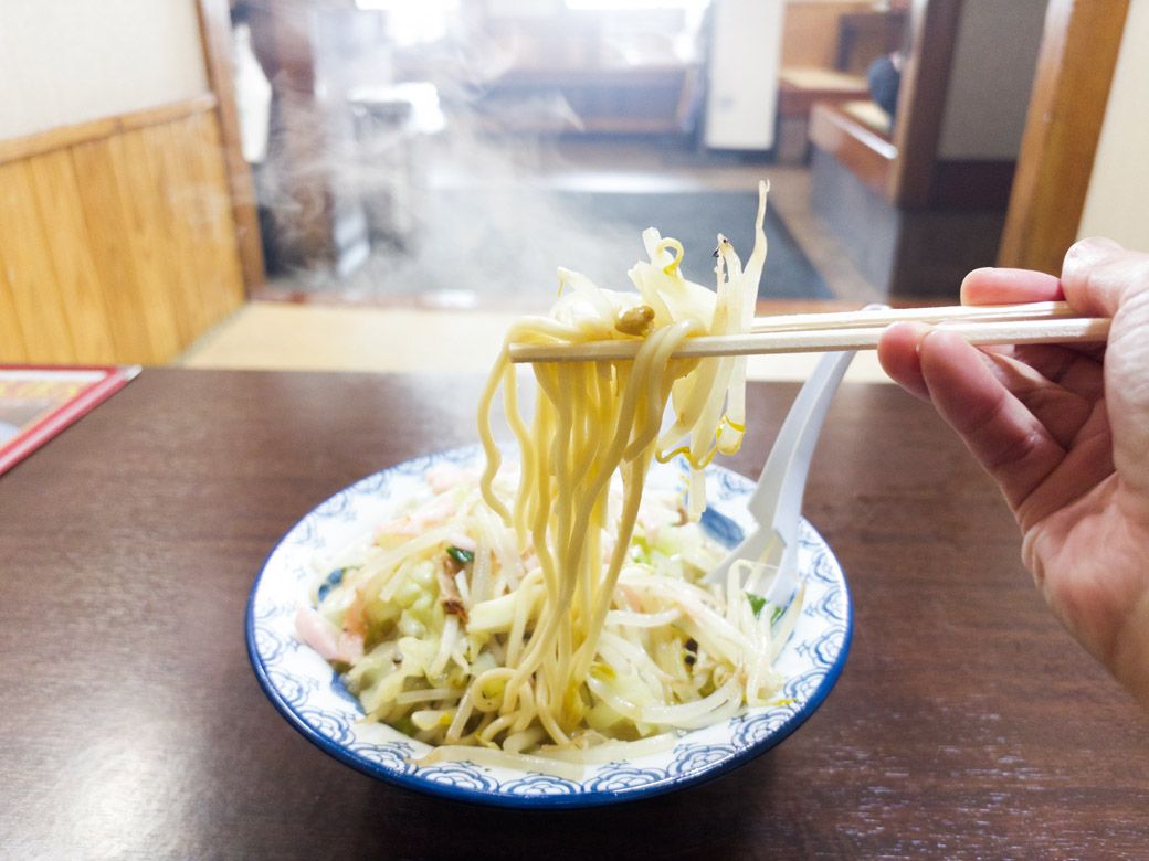 豚骨スープが絡んだ麺を、ズズズっとすする。噛むほどに小麦を感じる（筆者撮影）