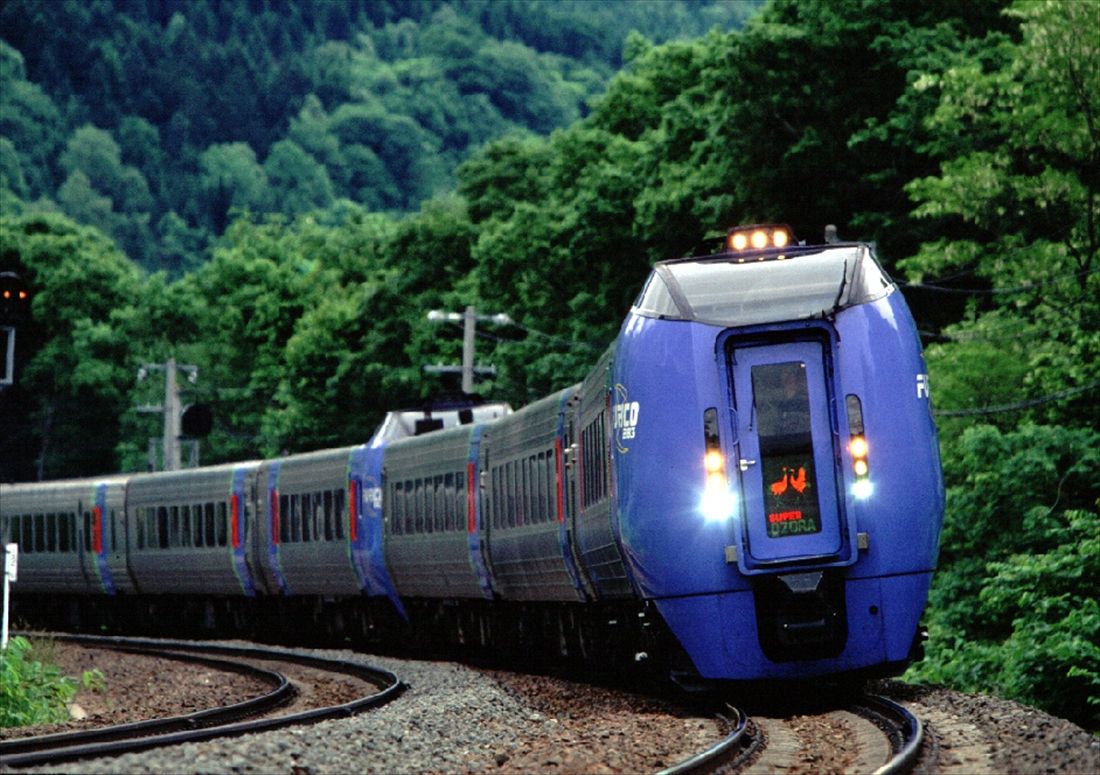 振り子式のキハ283系「スーパーおおぞら」が石勝線を走る（撮影：南正時）