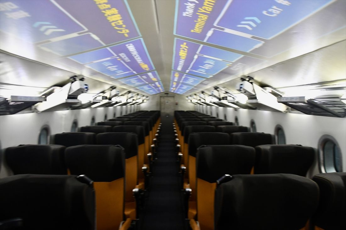 リニア試験車両M10の車内。天井にルートや走行位置を映し出す（記者撮影）