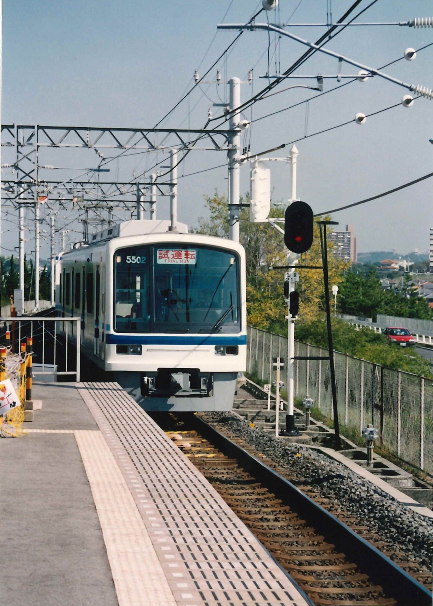 登場時の試運転。行き先表示器は幕式で「試運転」の表示だ（写真：南海電気鉄道）