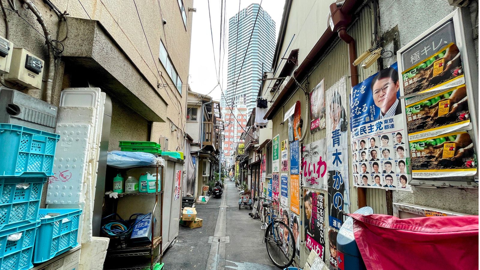 古い家屋の先に見える勝どきのタワマン(筆者撮影)