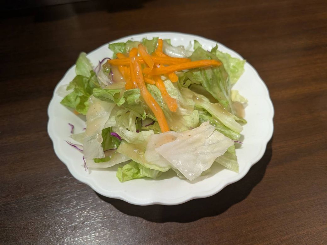 セットのサラダはこんな感じ（写真：筆者撮影）