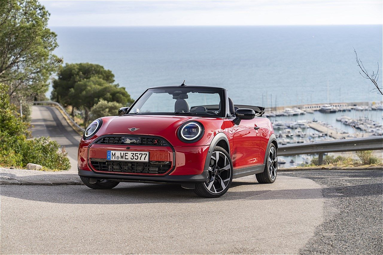 MINI（ミニ）の新型「ミニ・クーパー・コンバーチブルS」（写真：MINI）