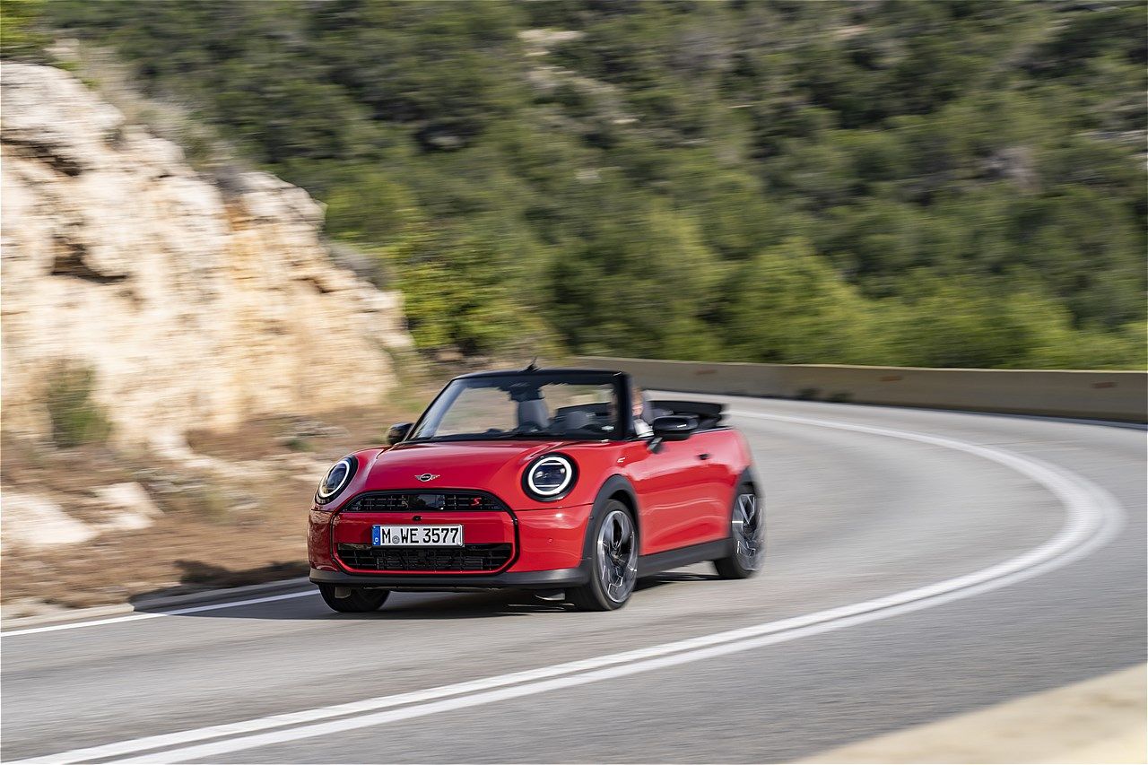 MINI（ミニ）の新型「ミニ・クーパー・コンバーチブルS」（写真：MINI）