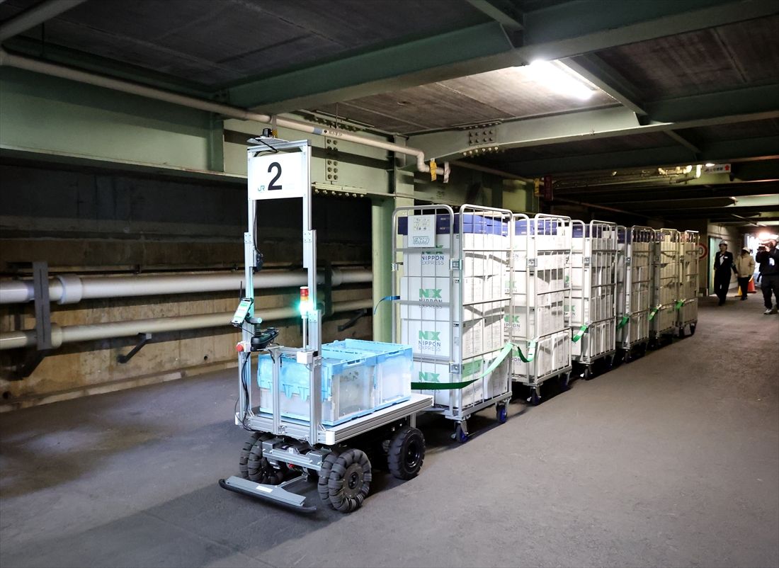 台車を牽引して無人で走るAGV＝2026年3月23日（撮影：尾形文繁）