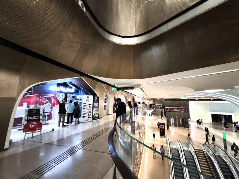 左は駅にあったファストフードのスタンド（筆者撮影）