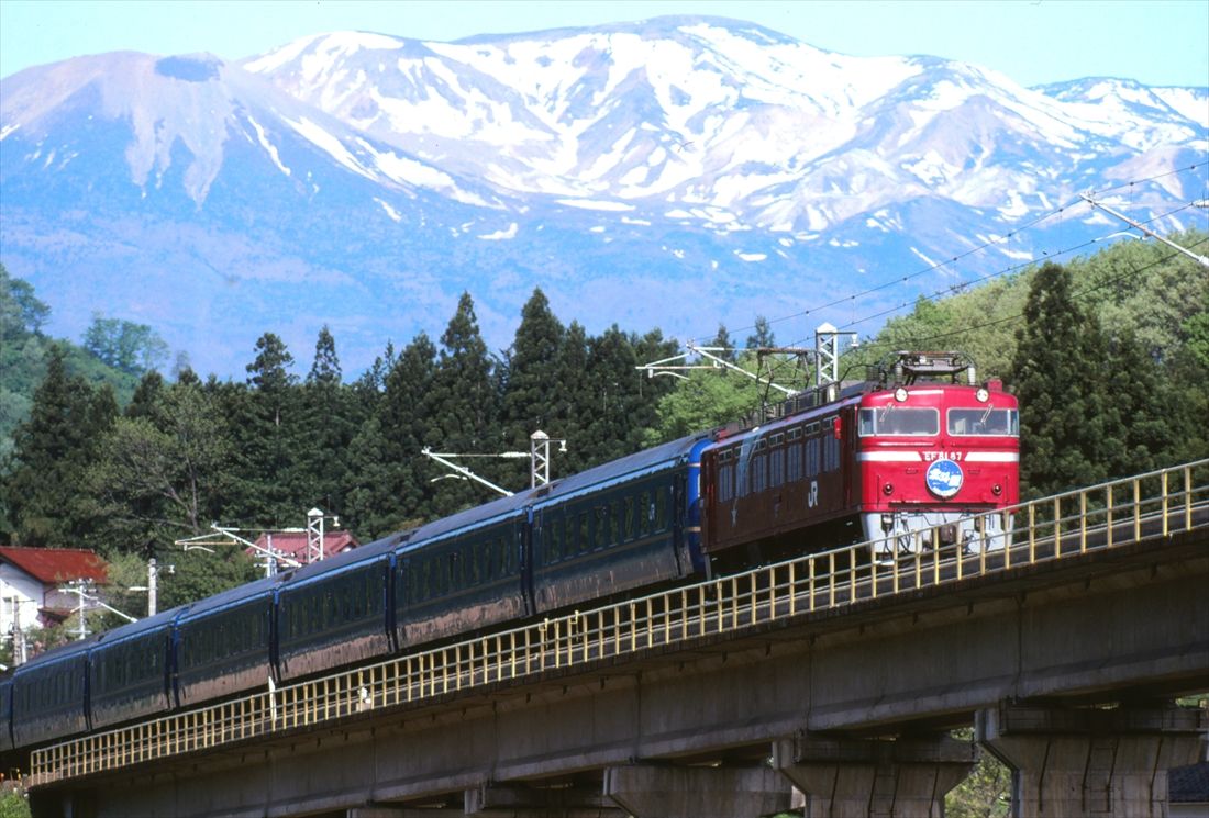 東北本線金谷川付近を走るEF81形牽引の寝台特急「北斗星」。側面に流星を描いた「北斗星色」の機関車だ（撮影：南正時）