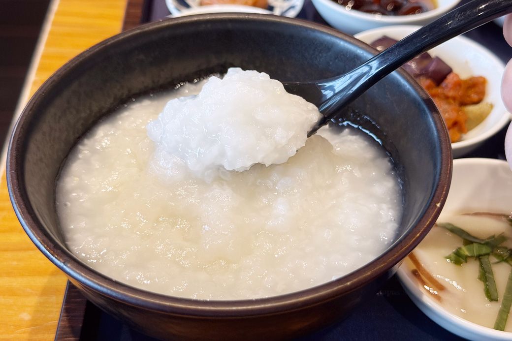 シンプルな白がゆ。とあるライターさんが「築地本願寺の朝がゆが、今まで食べたおかゆで一番おいしかった」とおっしゃっていたとおり、期待を裏切らないおいしさでした（筆者撮影）