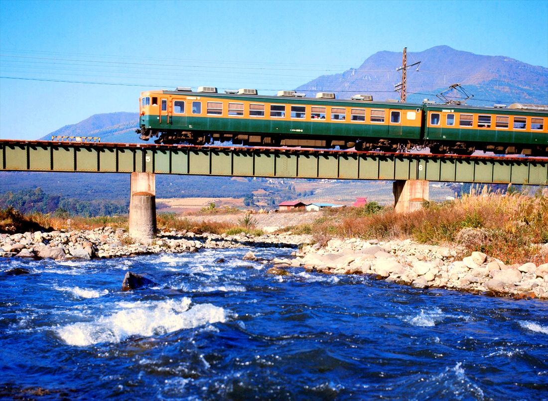 長野電鉄の湯田中まで乗り入れていた169系の急行「志賀」。上野―屋代間は急行「信州」や「妙高」と併結運転した（撮影：南正時）