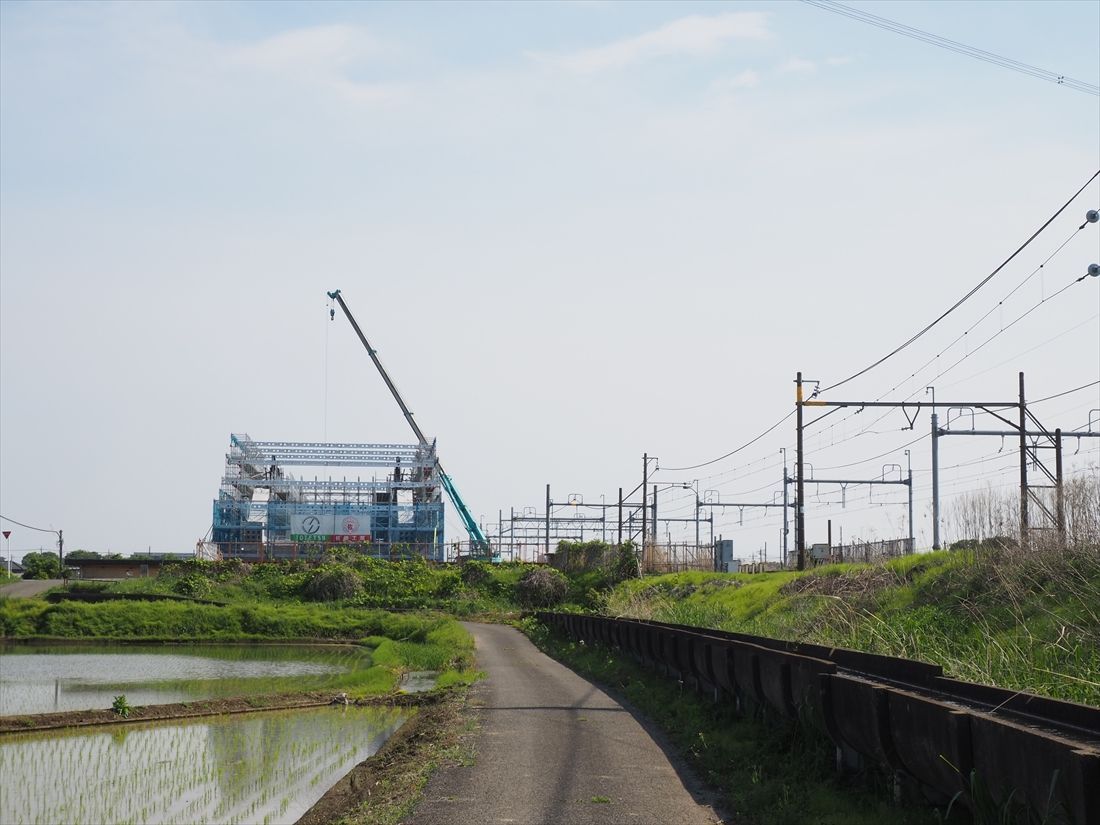 田園地帯に巨大なビルやマンションを建てているかのようにも見える（記者撮影）