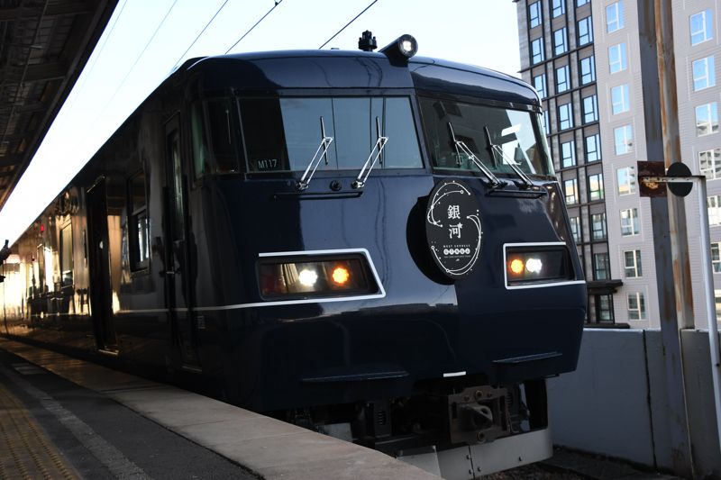 川西氏デザインのWEST EXPRESS（ウエストエクスプレス）銀河（記者撮影）
