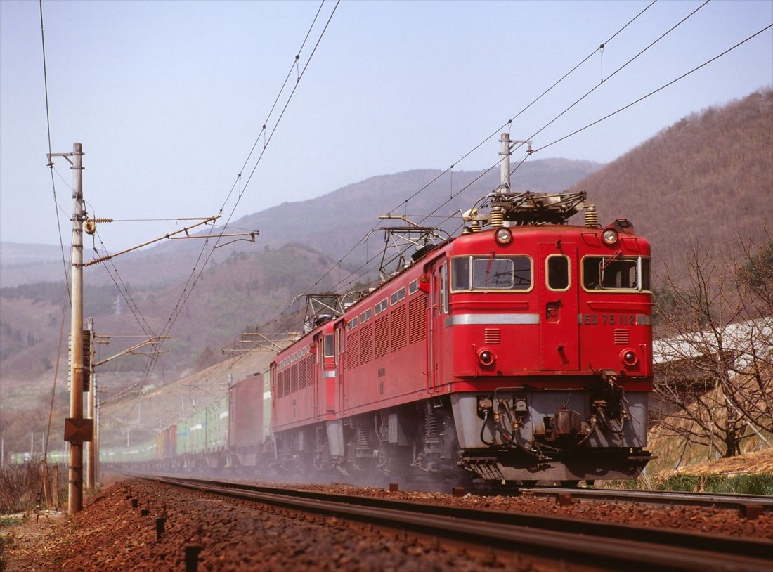 東北本線貝田付近を快走するED75形重連牽引のコンテナ貨物列車（撮影：南正時）