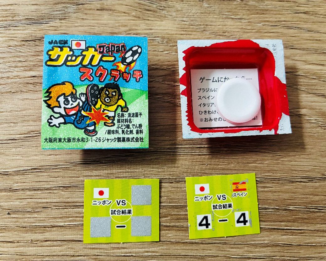 人気のラムネ菓子「サッカースクラッチ」。日本と海外のサッカーチームが戦い、勝てば「当たり」のスクラッチカード付き（筆者撮影）