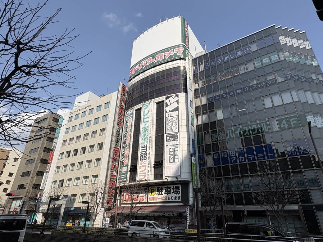 駅北側にある大型店はオクトーレかヨドバシカメラくらいだった（写真：筆者撮影）