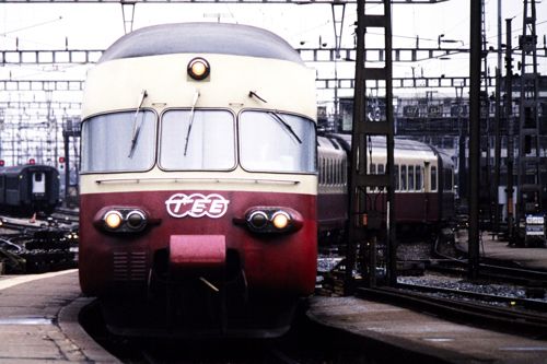 スイスのTEE用車両は中間の食堂車が動力車だった（1985年 筆者撮影）
