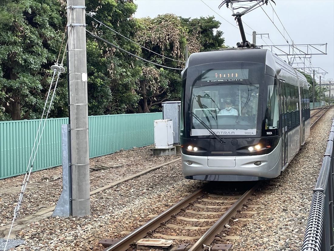 富山港線を走るLRT車両（筆者撮影）