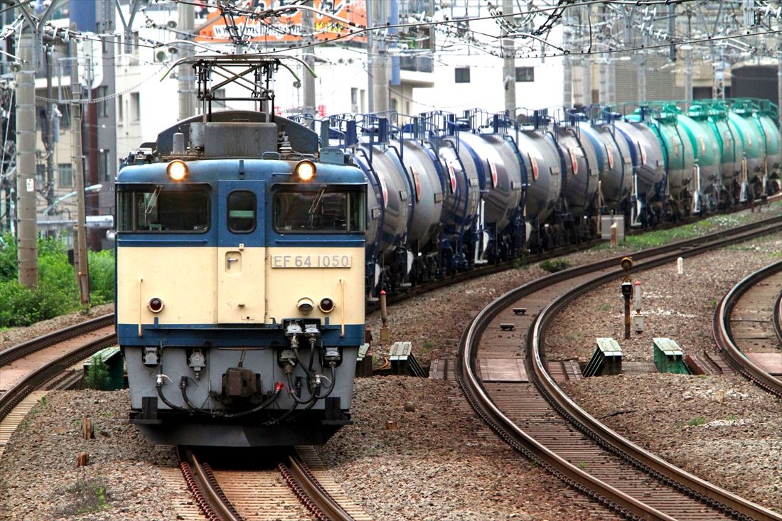 早朝の山手貨物線・恵比寿―渋谷間を走るEF64形牽引の貨物列車（撮影：南正時）