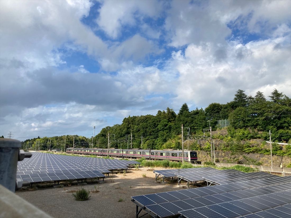 ちはら台駅手前の線路横には太陽光発電所が広がる（筆者撮影）